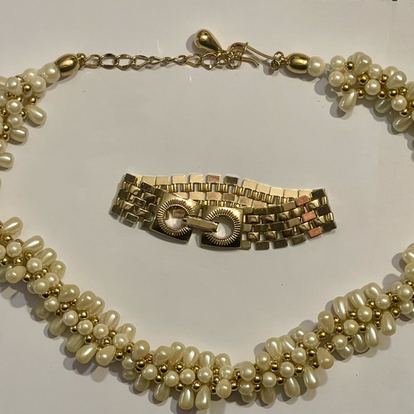 Vintage Jewelry Lot - Most Signed Trifari- Monet- Sarah Cov- Avon-Blanco 12 pcs - Picture 9 of 12